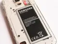 Wnętrze telefonu Samsung z widoczną baterią. Pamiętaj o zasadach przewozu elektroniki w bagażu rejestrowanym.