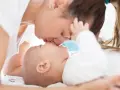 Ciepły pocałunek mamy dla jej 3 miesięcznego dziecka.
