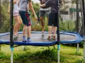 Dzieci skaczą na trampolinie. Od jakiego wieku można zacząć zabawę? Odpowiedź znajdziesz w instrukcji, ale radość jest uniwersalna!