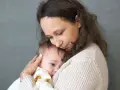 Matka tuli dziecko, które przeżywa lęk separacyjny. Jej delikatny dotyk i bliskość uspokajają malucha.