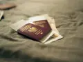 Paszport i dowód czekają na lot samolotem. Gotowi na podróż!