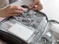 Organizacja kabli i akcesoriów do laptopa w torbie podróżnej, idealna na lot samolotem.