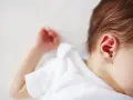 Delikatne ucho niemowlaka, które może sygnalizować zapalenie ucha.