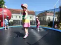 Dzieci skaczą na trampolinie, co jest świetną zabawą i aktywnością fizyczną. Czy trampolina jest zdrowa dla dzieci? Tak, rozwija koordynację i wzmacnia mięśnie.