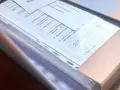 Teczka ciążowa z dokumentami. Zawiera zasady przechowywania, informacje o preferencjach dotyczących porodu i stosunku do procedur medycznych.