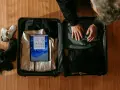Przygotowujesz się do podróży? Sprawdź na tablecie, jak nadać bagaż rejestrowany, pakując ubrania i buty do walizki.