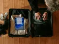 Pakowanie bagażu osobistego Wizzair: ubrania, buty i tablet z systemem Windows.