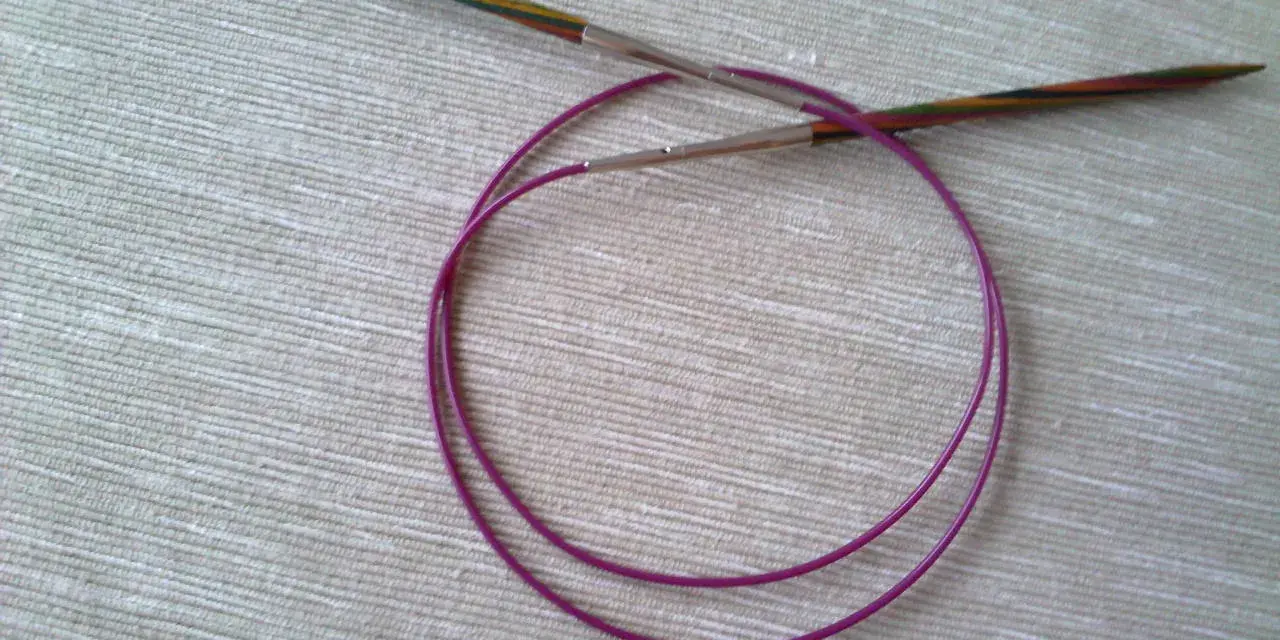 Kolorowe druty do robienia na drutach i fioletowy kabel. Zastanawiasz się, czy można zabrać szydełko do samolotu?