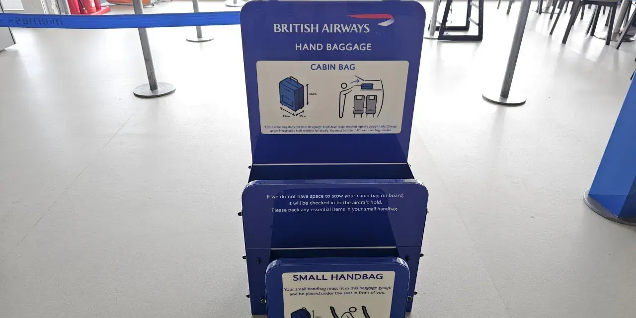 Niebieska miarka bagażu podręcznego British Airways. Sprawdź, czy Twój bagaż podręczny zmieści się w wyznaczonych wymiarach.