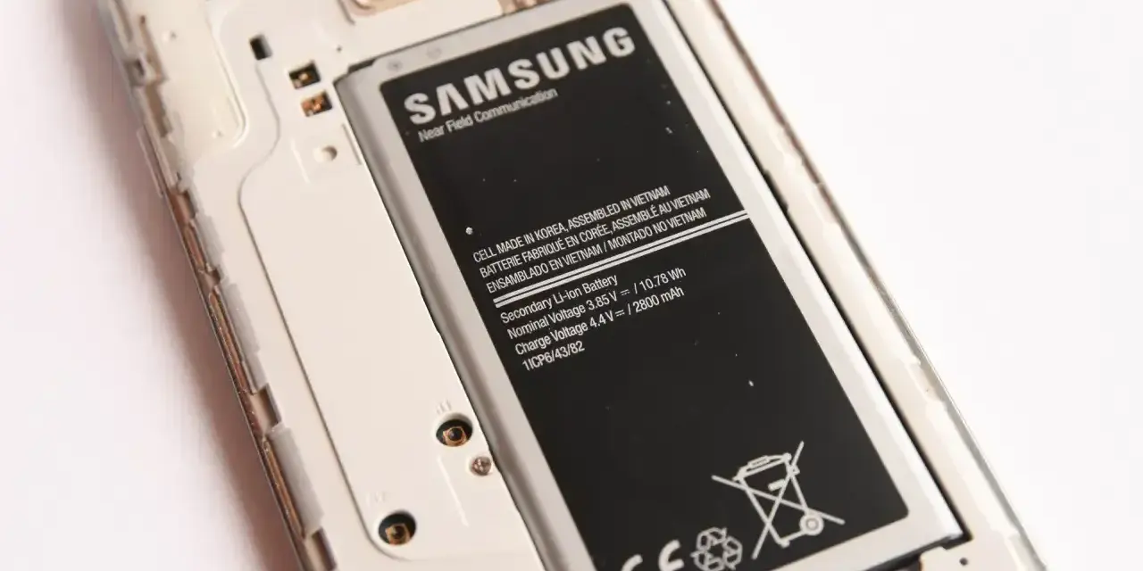 Wnętrze telefonu Samsung z widoczną baterią. Pamiętaj o zasadach przewozu elektroniki w bagażu rejestrowanym.