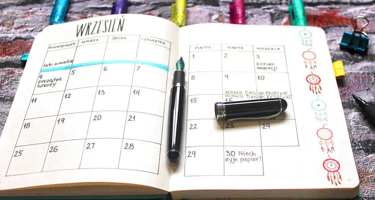 Bullet journal pomysły na strony: kalendarz na wrzesień z notatkami o szkole i festiwalu.