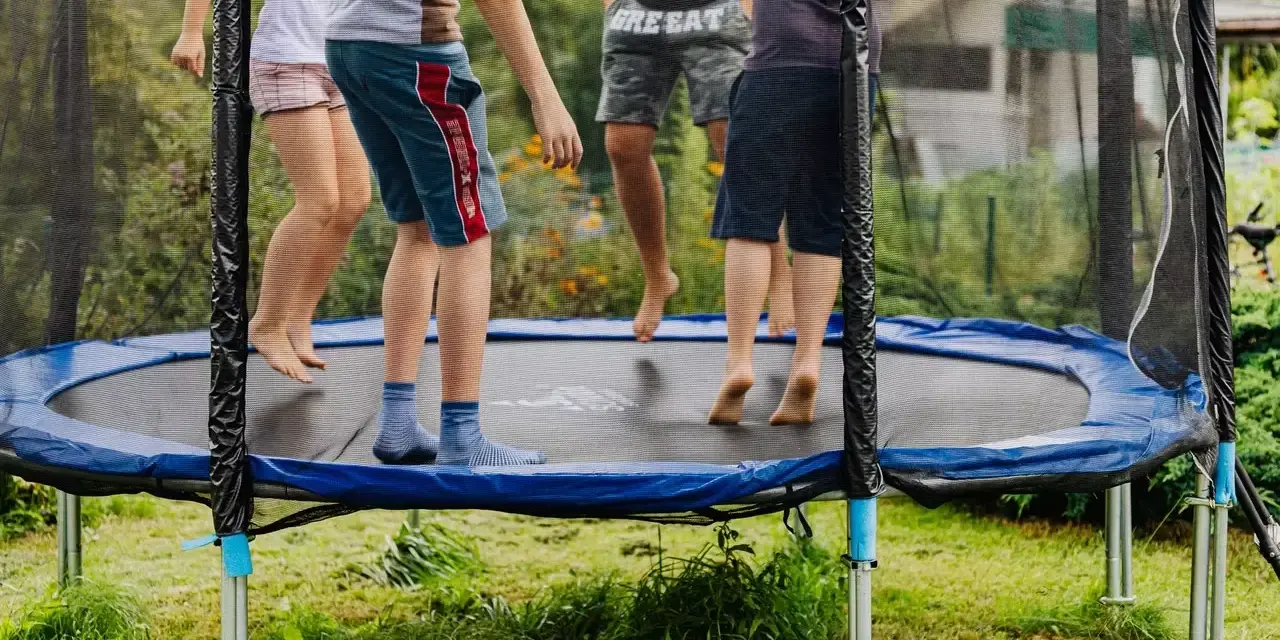 Dzieci skaczą na trampolinie. Od jakiego wieku można zacząć zabawę? Odpowiedź znajdziesz w instrukcji, ale radość jest uniwersalna!