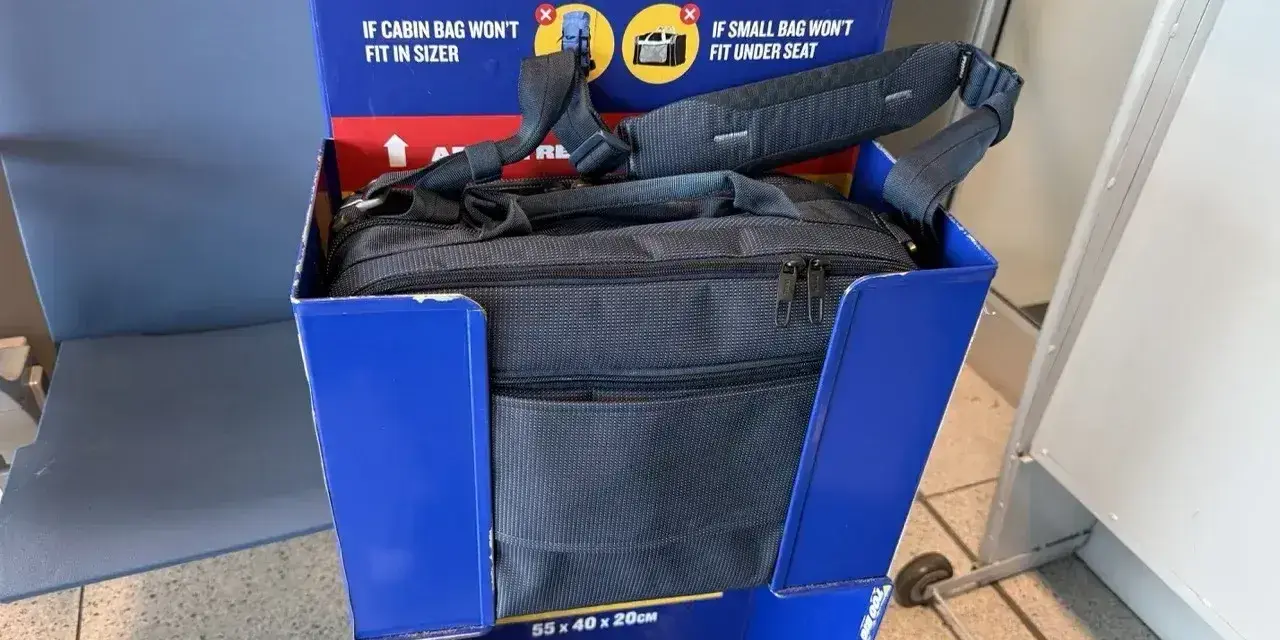 Torba podróżna, która jest o 2 cm za duża na bagaż podręczny Ryanair, nie mieści się w mierniku.