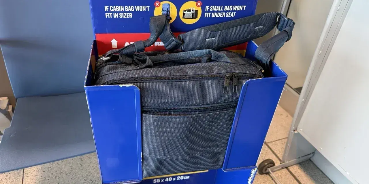 Bagaż rejestrowany Ryanair: czy Twoja torba zmieści się w sizerze? Sprawdź wymiary 55x40x20cm.