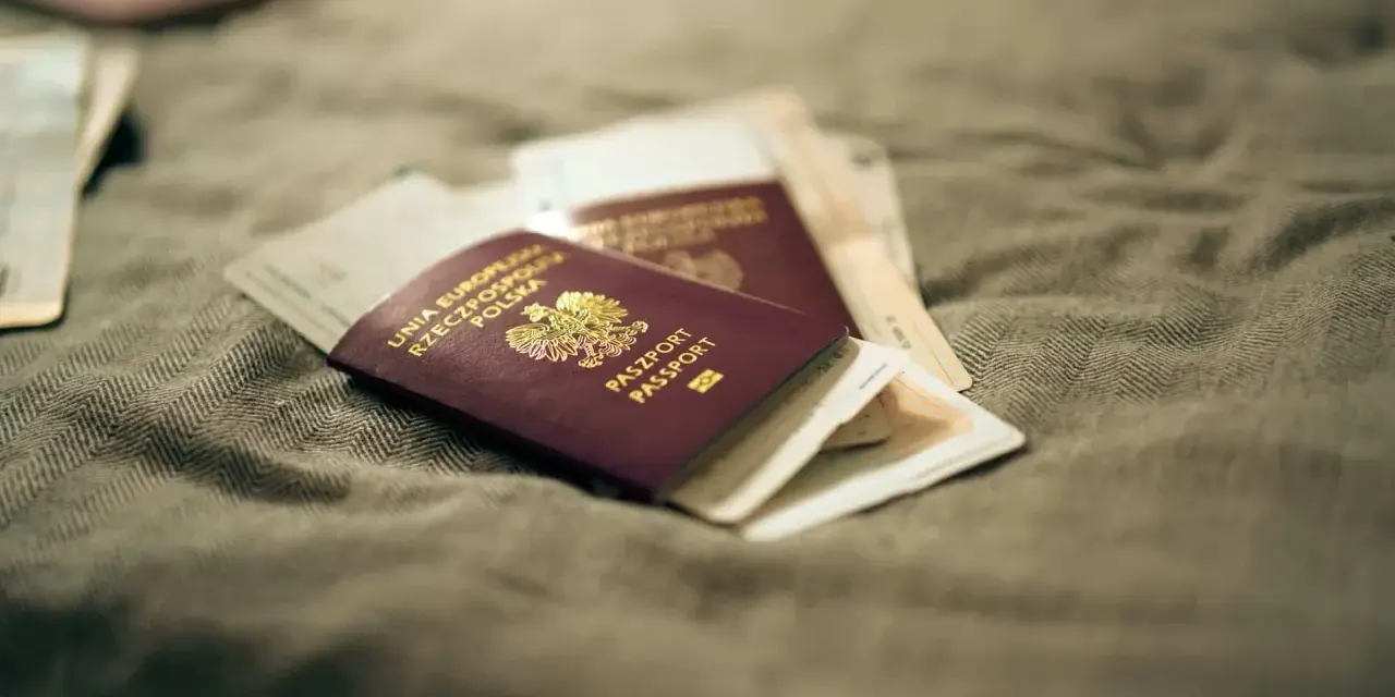 Paszport i dowód czekają na lot samolotem. Gotowi na podróż!