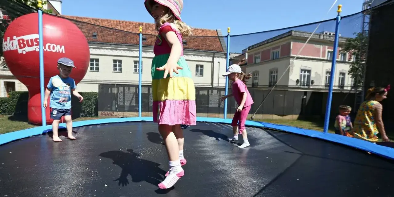 Dzieci skaczą na trampolinie, co jest świetną zabawą i aktywnością fizyczną. Czy trampolina jest zdrowa dla dzieci? Tak, rozwija koordynację i wzmacnia mięśnie.