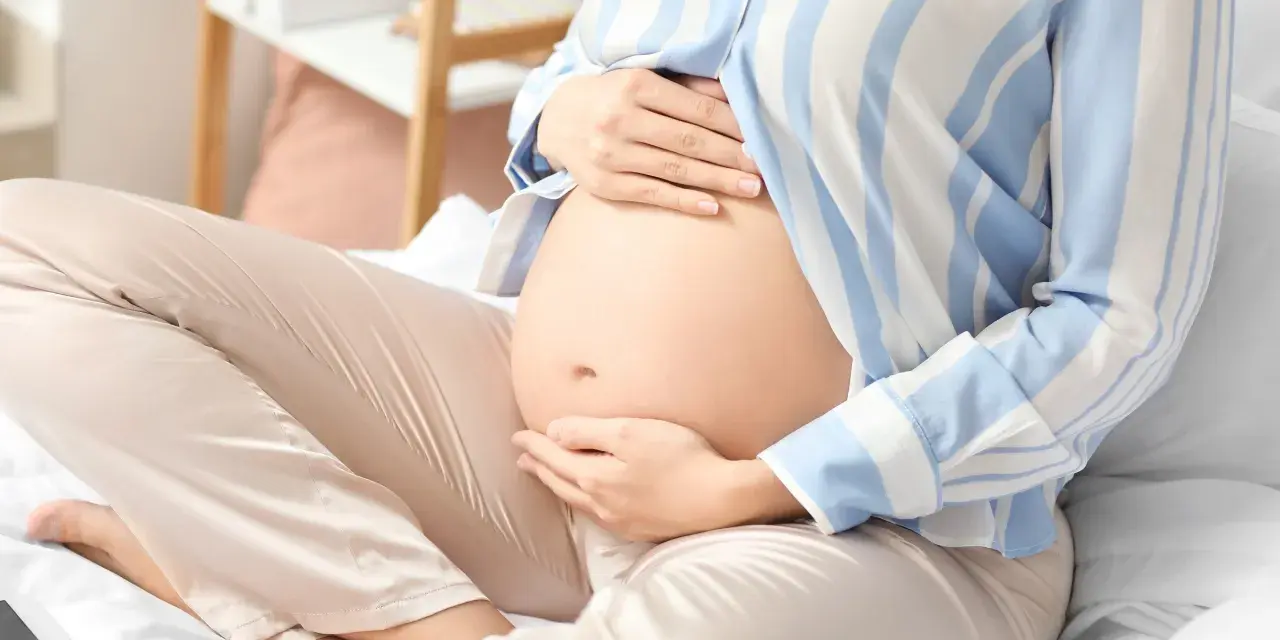 Kobieta w ciąży, 38 lat. Statystyki dotyczące ciąży w tym wieku pokazują rosnącą liczbę przyszłych mam.