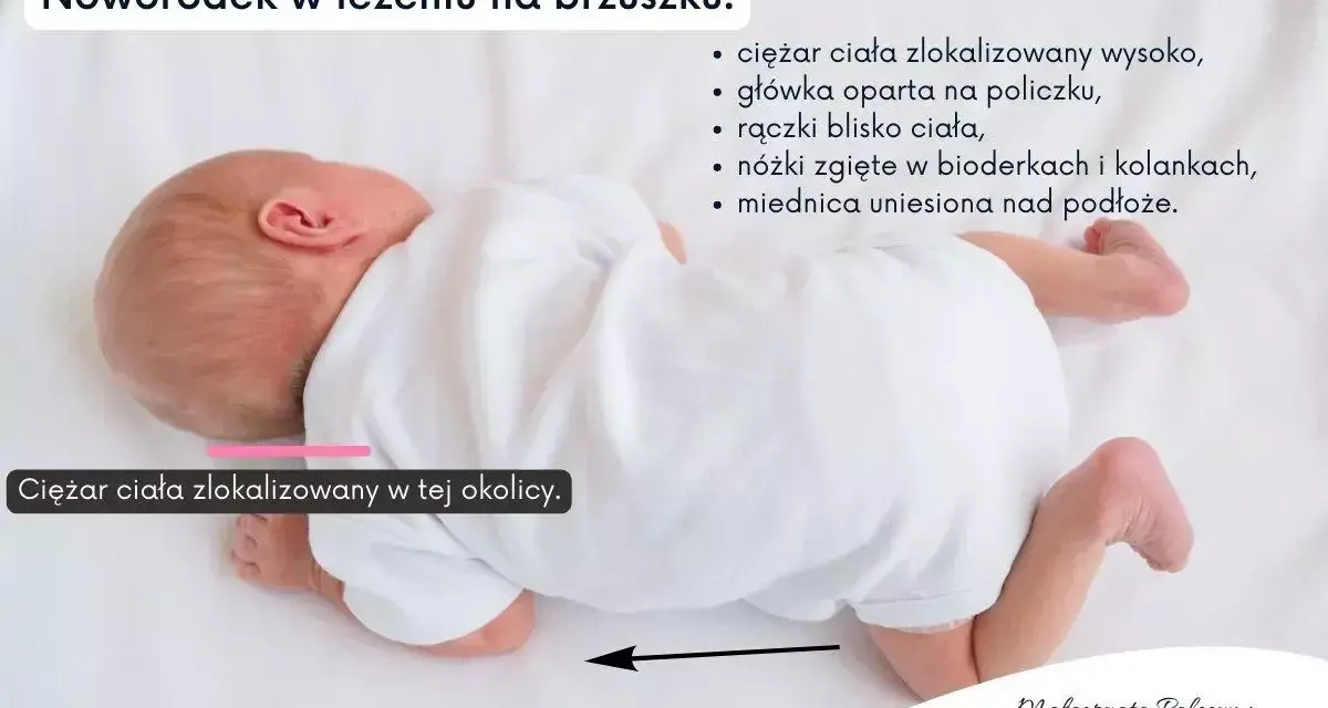 Słodkie niemowlę śpi na brzuchu mamy, z główką opartą na policzku. Jego nóżki są zgięte, a miednica uniesiona.