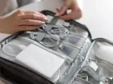 Organizacja kabli i akcesoriów do laptopa w torbie podróżnej, idealna na lot samolotem.