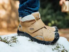 Pierwsze buty zimowe dla dziecka, brązowe, ocieplane, gotowe na śnieżne przygody.