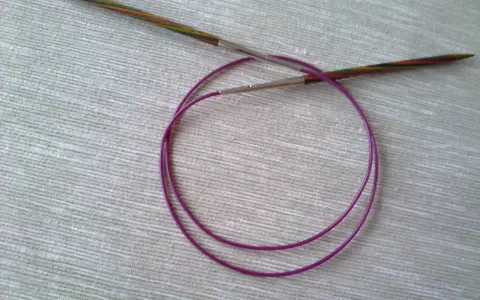 Kolorowe druty do robienia na drutach i fioletowy kabel. Zastanawiasz się, czy można zabrać szydełko do samolotu?
