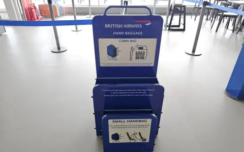 Niebieska miarka bagażu podręcznego British Airways. Sprawdź, czy Twój bagaż podręczny zmieści się w wyznaczonych wymiarach.