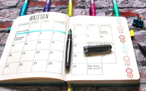 Bullet journal pomysły na strony: kalendarz na wrzesień z notatkami o szkole i festiwalu.