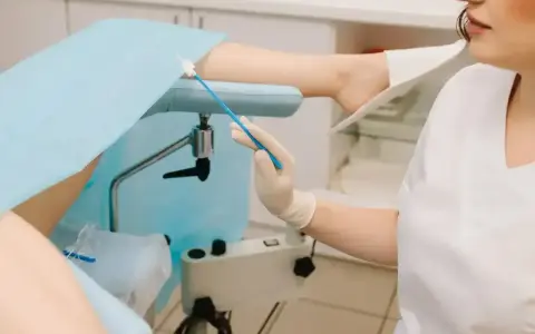 Badanie ginekologiczne. Lekarz pobiera wymaz. Czy to badanie na obecność GBS?
