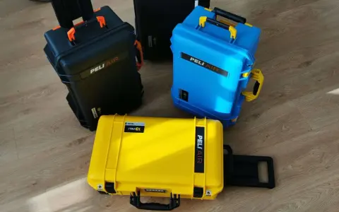 Trzy walizki Peli Air: żółta, niebieska i czarna. Jak oznaczyć walizkę? Wybierz kolor, który wyróżni się w tłumie!