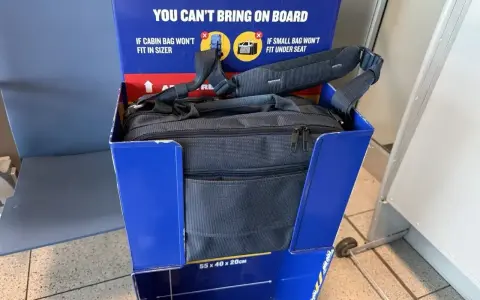 Torba podróżna, która jest o 2 cm za duża na bagaż podręczny Ryanair, nie mieści się w mierniku.