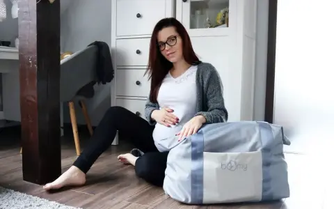 Gotowa na poród! Ciężarna kobieta z torbą na porodówkę.