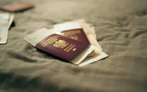 Paszport i dowód czekają na lot samolotem. Gotowi na podróż!