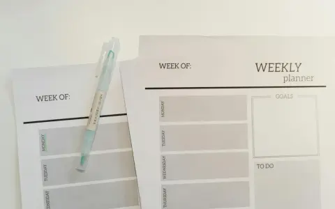 Planuję jedzenie na tydzień. Na planerze tygodniowym zaznaczam dni od poniedziałku do niedzieli.