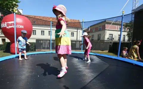 Dzieci skaczą na trampolinie, co jest świetną zabawą i aktywnością fizyczną. Czy trampolina jest zdrowa dla dzieci? Tak, rozwija koordynację i wzmacnia mięśnie.