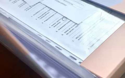 Teczka ciążowa z dokumentami. Zawiera zasady przechowywania, informacje o preferencjach dotyczących porodu i stosunku do procedur medycznych.