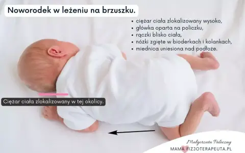 Słodkie niemowlę śpi na brzuchu mamy, z główką opartą na policzku. Jego nóżki są zgięte, a miednica uniesiona.