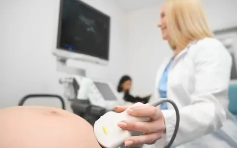 Lekarka wykonuje USG ciężarnej. To badanie pozwala sprawdzić, jak często można robić usg w ciąży, by monitorować rozwój dziecka.