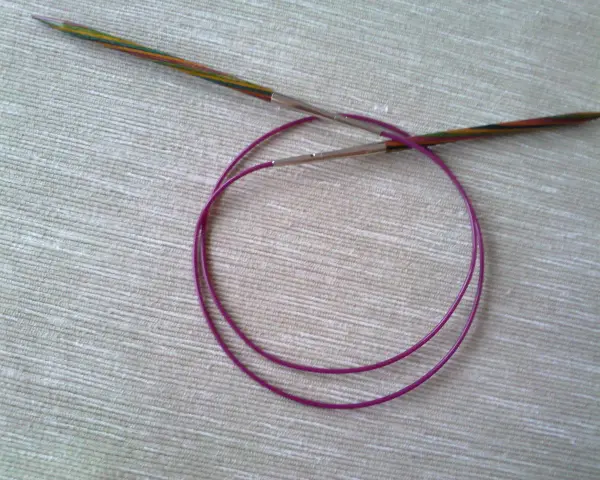 Kolorowe druty do robienia na drutach i fioletowy kabel. Zastanawiasz się, czy można zabrać szydełko do samolotu?