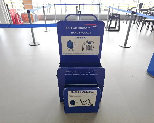 Niebieska miarka bagażu podręcznego British Airways. Sprawdź, czy Twój bagaż podręczny zmieści się w wyznaczonych wymiarach.