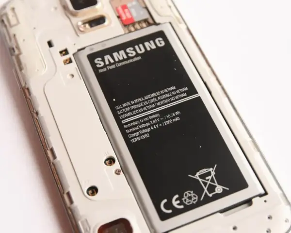 Wnętrze telefonu Samsung z widoczną baterią. Pamiętaj o zasadach przewozu elektroniki w bagażu rejestrowanym.