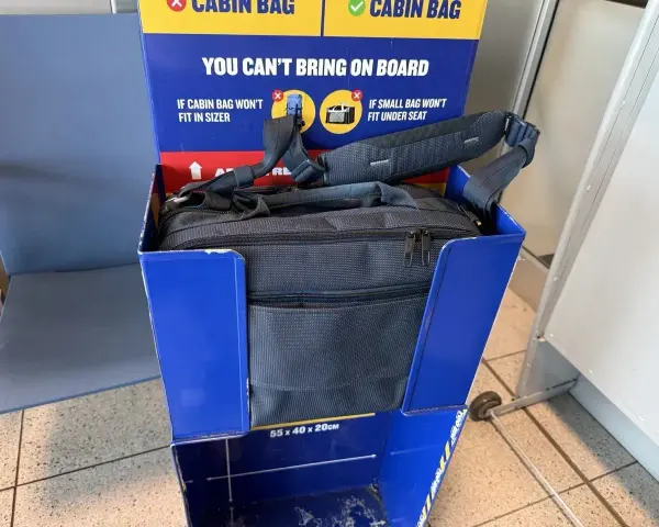 Bagaż rejestrowany Ryanair: czy Twoja torba zmieści się w sizerze? Sprawdź wymiary 55x40x20cm.