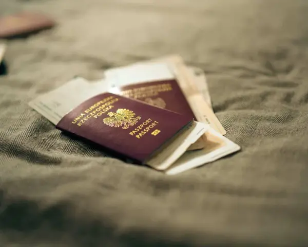 Paszport i dowód czekają na lot samolotem. Gotowi na podróż!