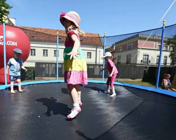 Dzieci skaczą na trampolinie, co jest świetną zabawą i aktywnością fizyczną. Czy trampolina jest zdrowa dla dzieci? Tak, rozwija koordynację i wzmacnia mięśnie.