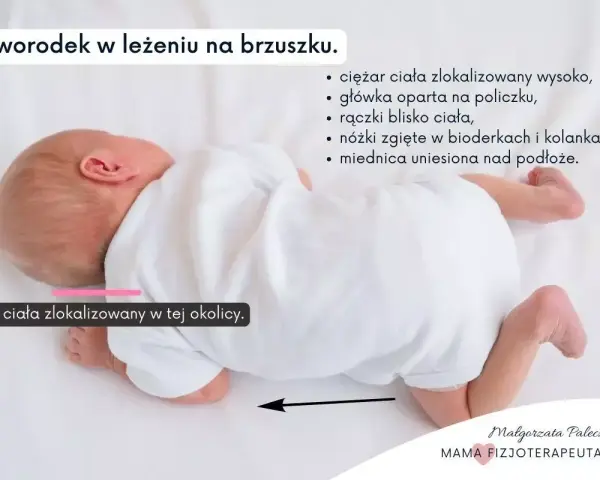 Słodkie niemowlę śpi na brzuchu mamy, z główką opartą na policzku. Jego nóżki są zgięte, a miednica uniesiona.