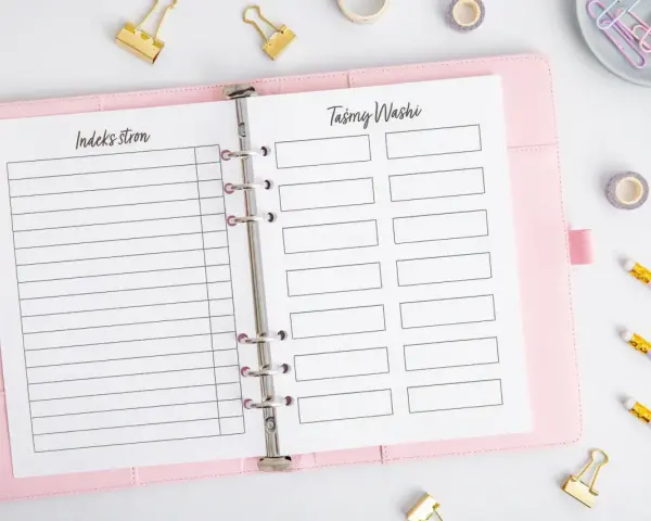 Różowy planer z listą indeksu stron i tabelą na taśmy washi. Idealny, by zacząć przygodę z bullet journal.