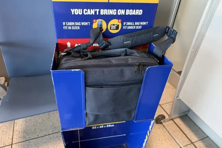 Torba podróżna, która jest o 2 cm za duża na bagaż podręczny Ryanair, nie mieści się w mierniku.