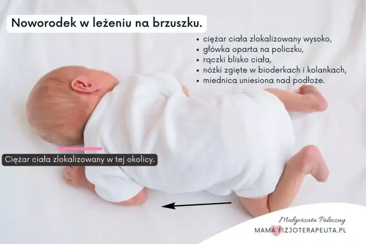 Słodkie niemowlę śpi na brzuchu mamy, z główką opartą na policzku. Jego nóżki są zgięte, a miednica uniesiona.
