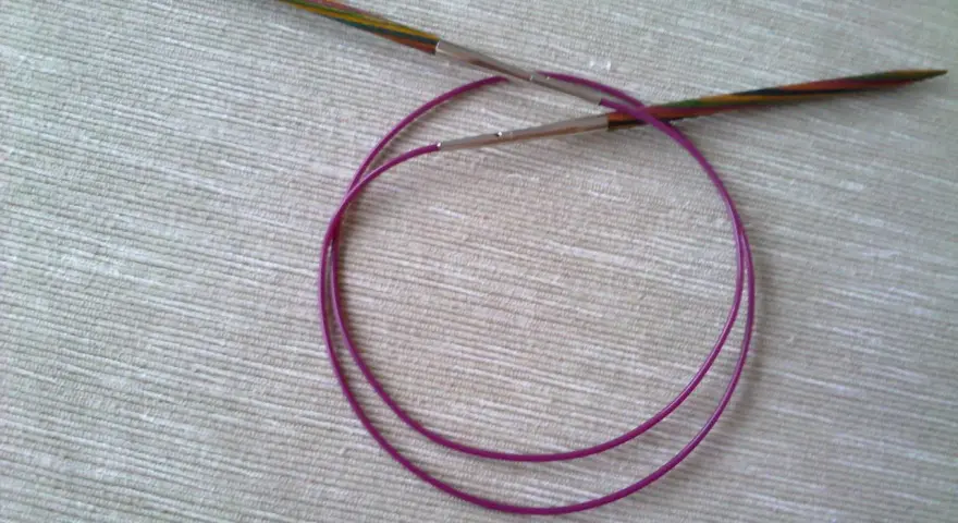 Kolorowe druty do robienia na drutach i fioletowy kabel. Zastanawiasz się, czy można zabrać szydełko do samolotu?