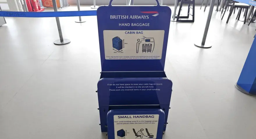 Niebieska miarka bagażu podręcznego British Airways. Sprawdź, czy Twój bagaż podręczny zmieści się w wyznaczonych wymiarach.