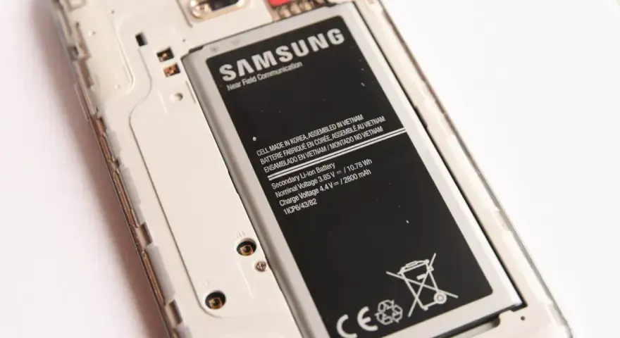 Wnętrze telefonu Samsung z widoczną baterią. Pamiętaj o zasadach przewozu elektroniki w bagażu rejestrowanym.